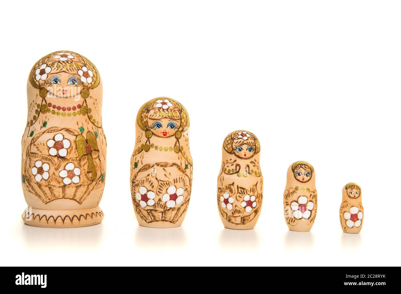 Set von fünf hölzernen matryoschka Puppen, die in einer Reihe stehen, von groß bis klein isoliert auf weißem Hintergrund Stockfoto