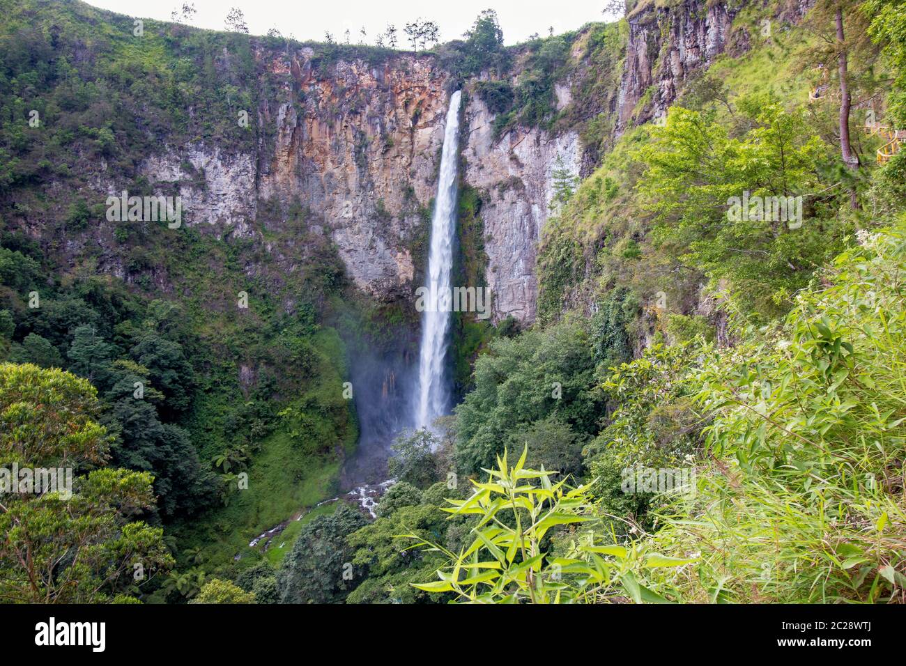 Sipisopiso Wasserfall in Brestagi, Nord-Sumatra, Indonesien gesehen von oben, tiefem 120 Meter nach unten und schließlich zur Toba-See fließt. Stockfoto