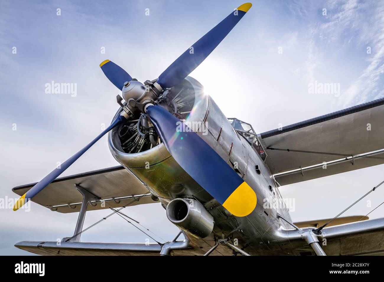 Propeller eines historischen Flugzeugs gegen den asunny Himmel Stockfoto