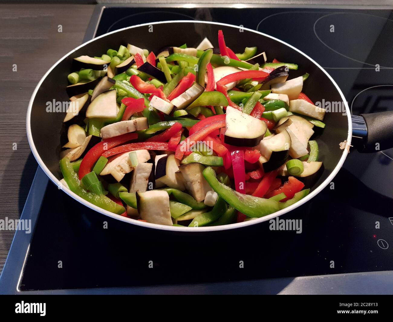 Gegrilltes Gemüse in eine gusseiserne Grillpfanne, Ansicht von oben Stockfoto