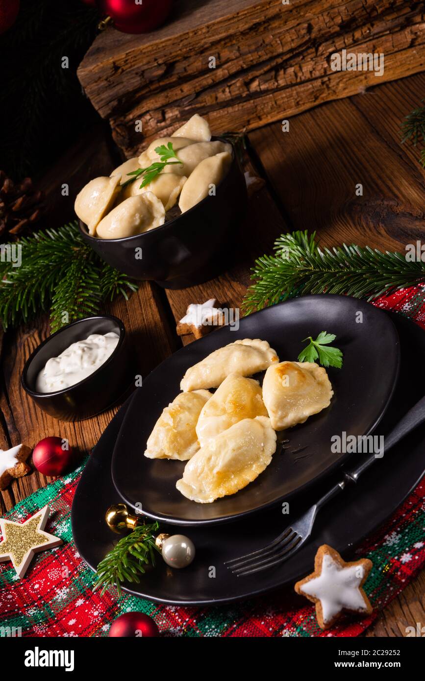 Polnische Weihnachten Piroggen mit Sauerkraut und Pilzen. Stockfoto