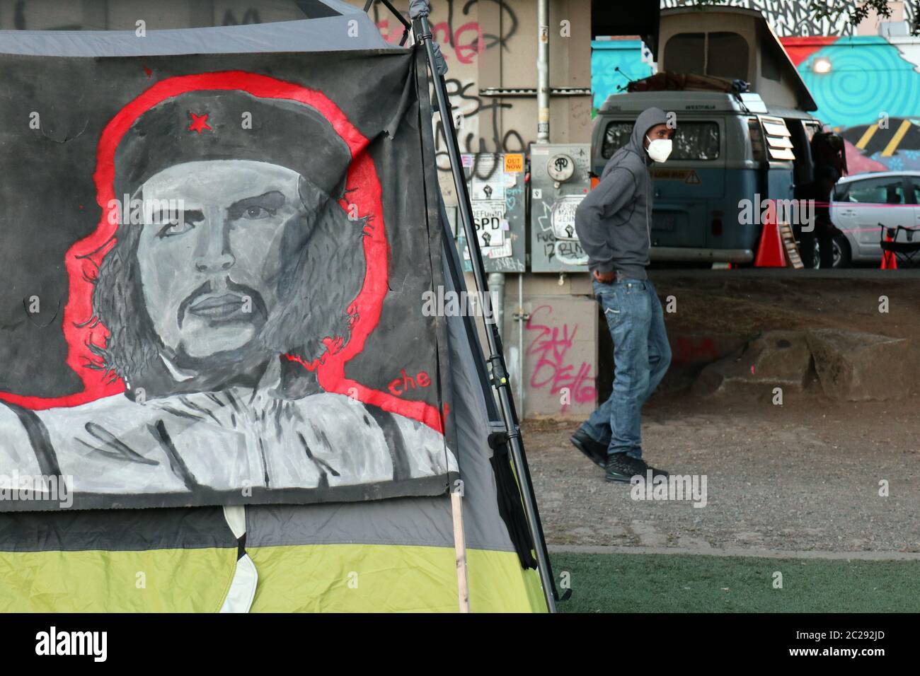 Seattle, Usa. Juni 2020. Ein Porträt des argentinisch-kubanischen Revolutionärs Ernesto 'Che' Guevara ist in der sogenannten 'Autonomen Zone des Kapitols Hügels' in Seattle zu sehen. Die letzte Woche Bürgermeister Jenny Durkan angeordnet, evakuiert und übergeben zu Demonstranten, ist als eine halb-autonome Gerichtsbarkeit außerhalb der Kontrolle der staatlichen Behörden. Kredit: SOPA Images Limited/Alamy Live Nachrichten Stockfoto