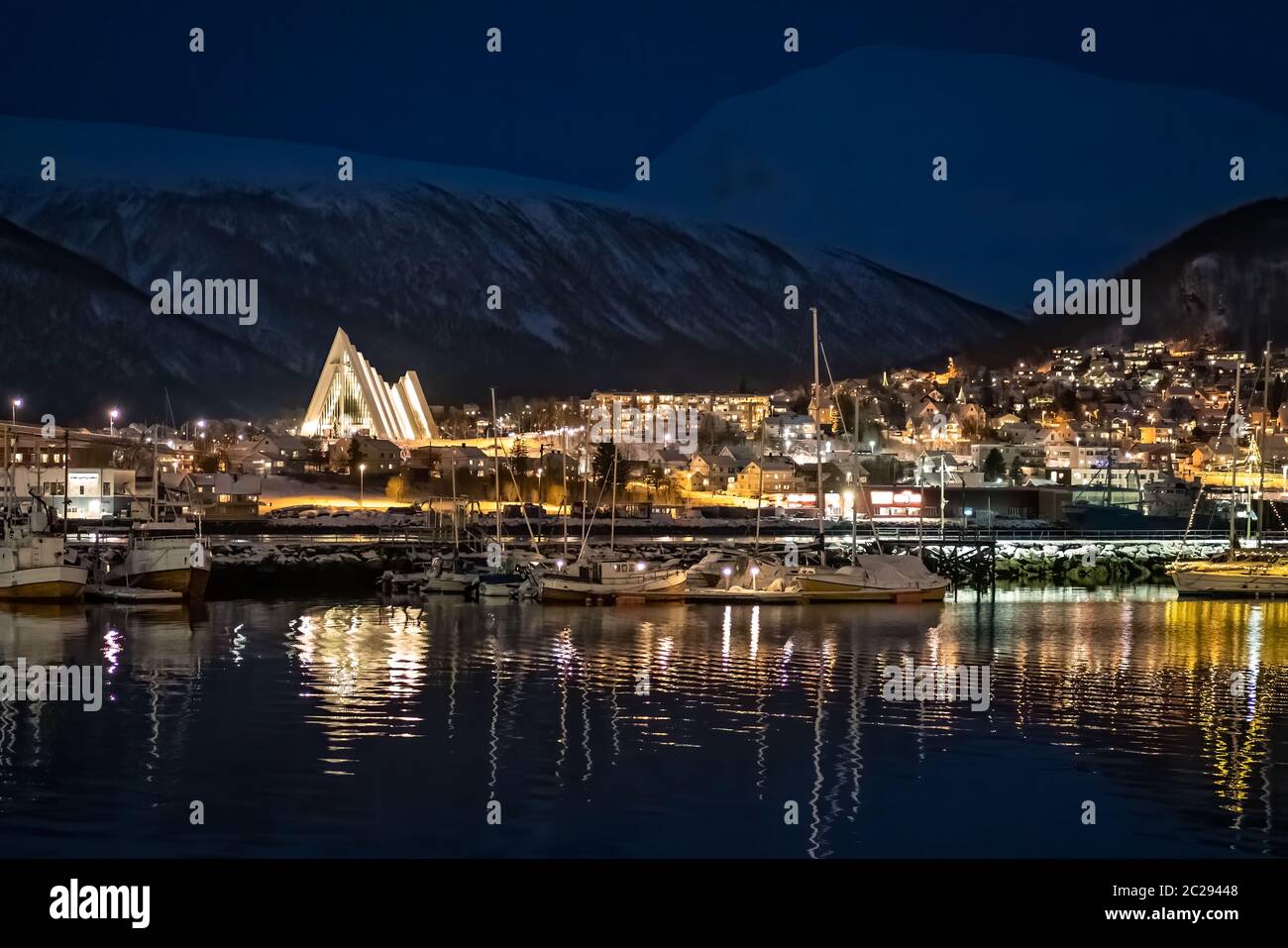 Tromso Hafen und arktischen Dom bei Nacht, Norwegen Stockfoto