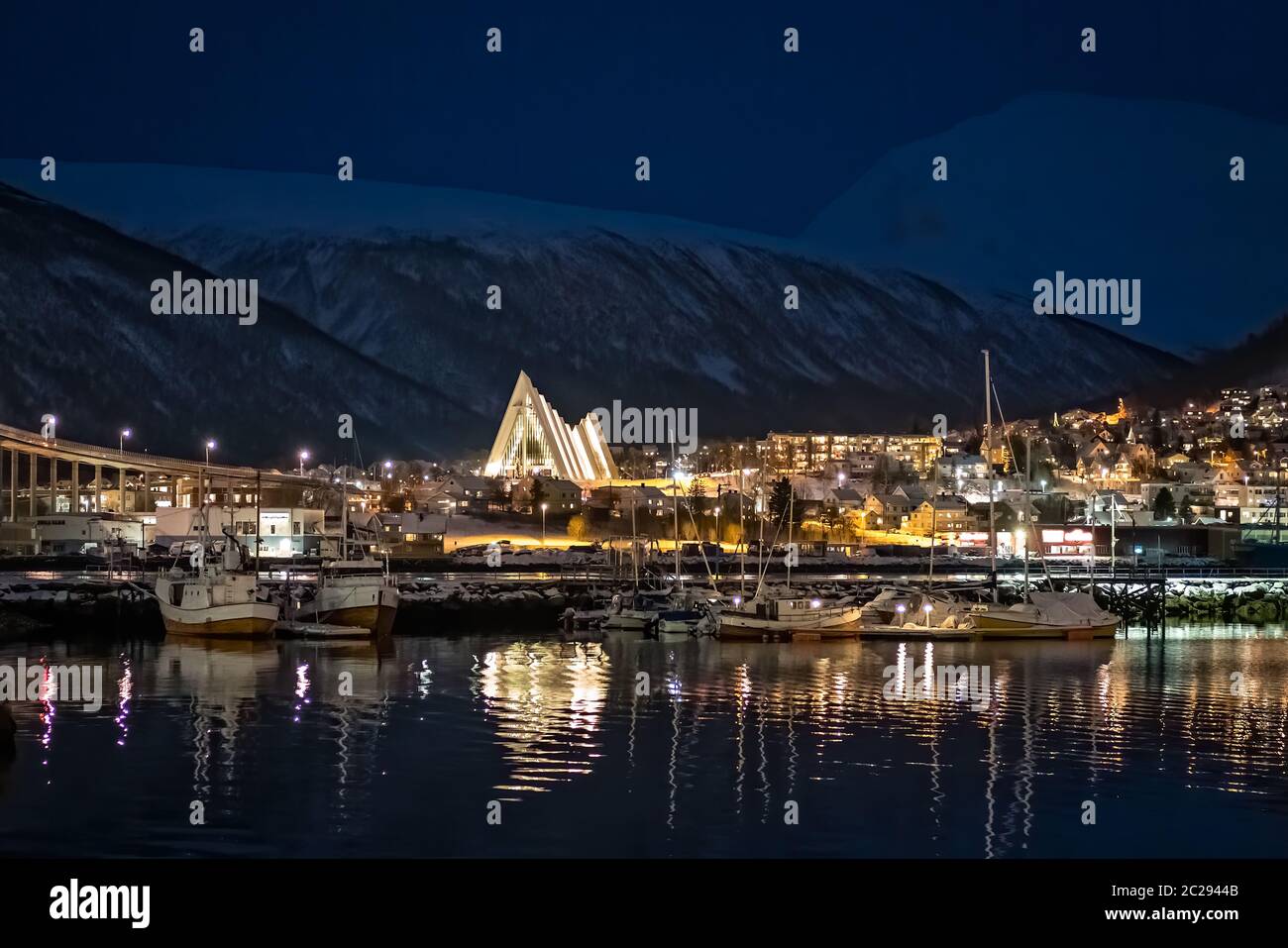 Tromso Hafen und arktischen Dom bei Nacht, Norwegen Stockfoto