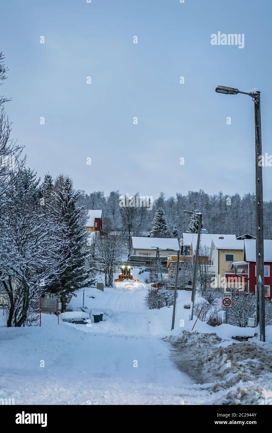 Leistungsstarke Schneepflug clearing Wohngegend Straßen in Tromso Stadt im Winter, Norwegen Stockfoto
