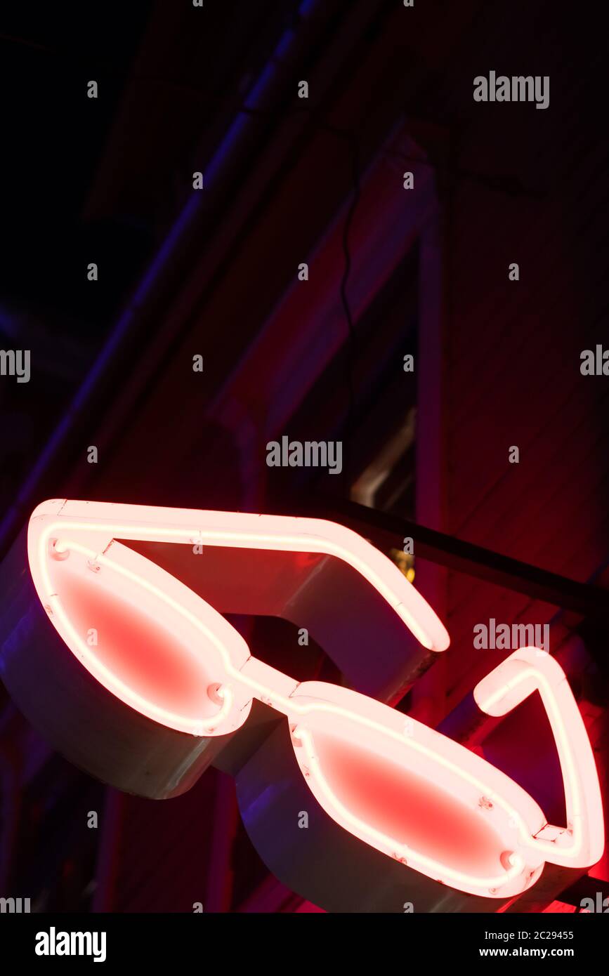 Lichter eines Neon wie eine Brille über dem Optiker shop in Tromsø, Norwegen geformt Stockfoto