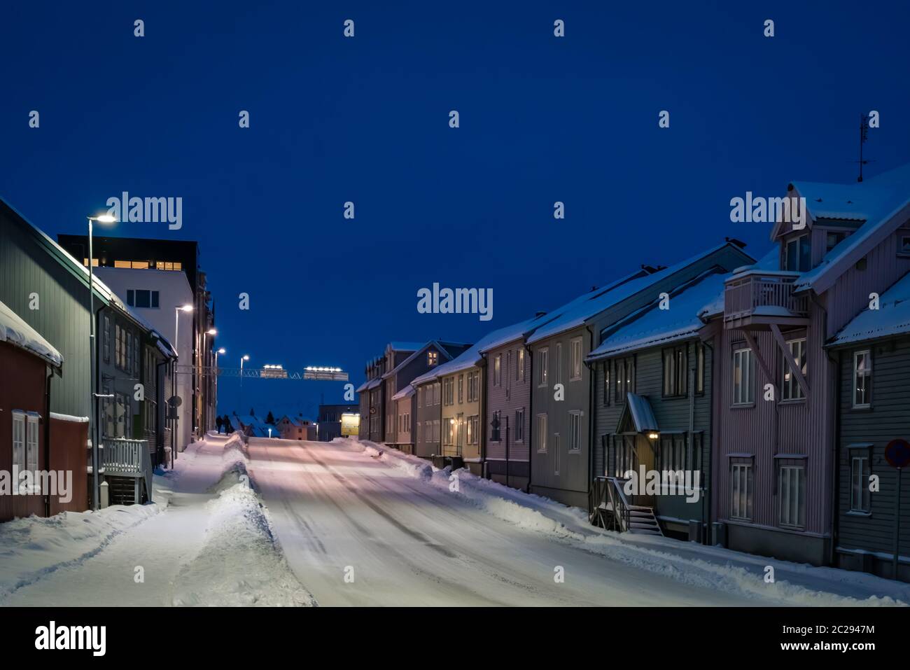 In der Dämmerung Leer rutschig und in Schnee und Eis Wohnstraße in Tromsø, Norwegen Stockfoto
