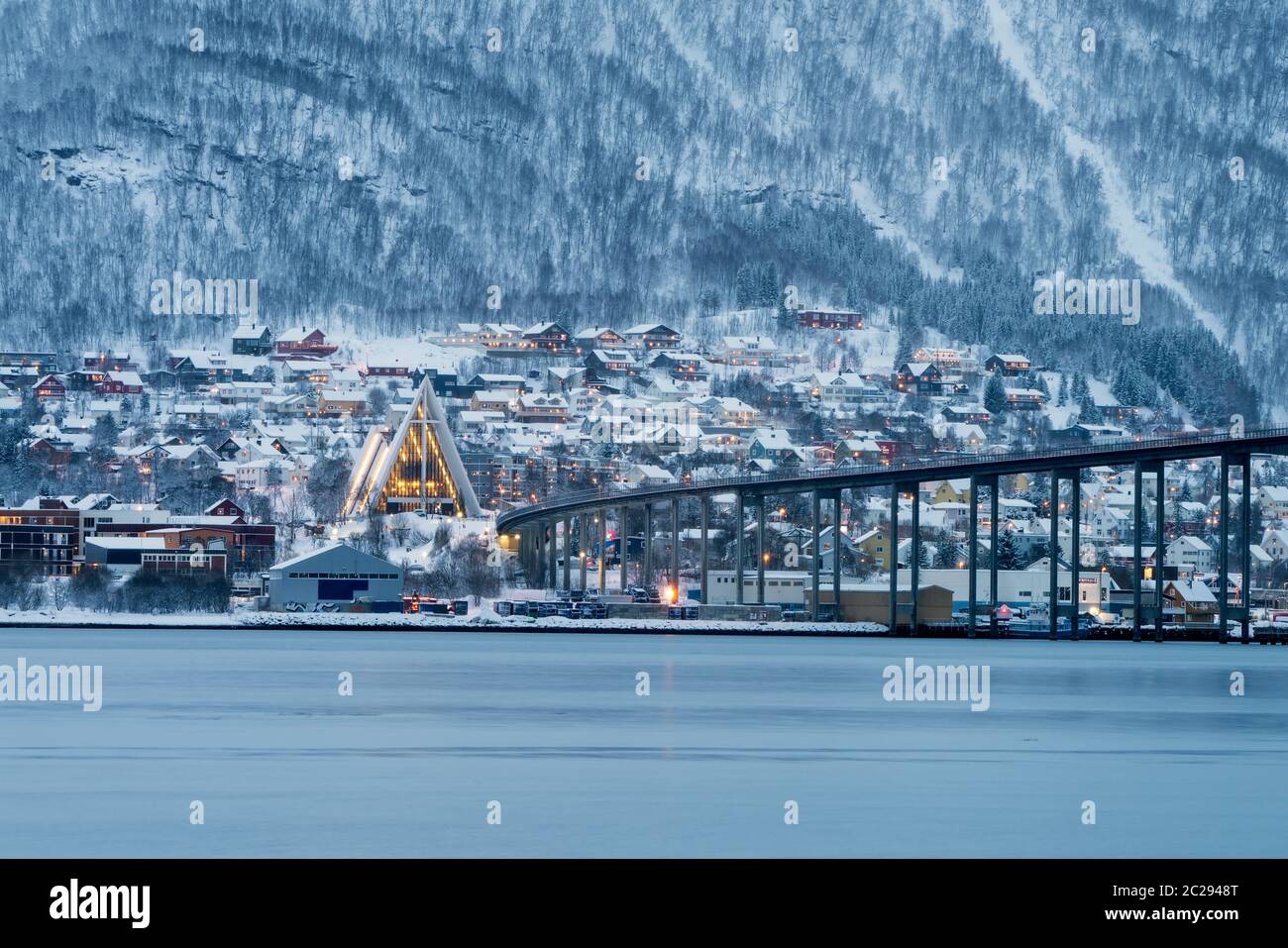 Eismeerkathedrale mit berühmten tromso Brücke über Tromsoysundet Straße im Hintergrund, Nördliches Norwegen Stockfoto