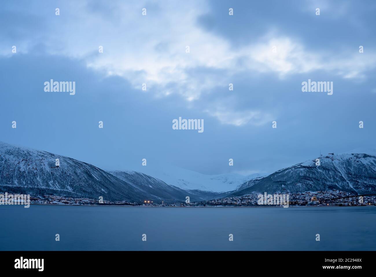 Panoramablick auf die Meerenge Tromsoysundet in Tromsø, Nördliches Norwegen Stockfoto