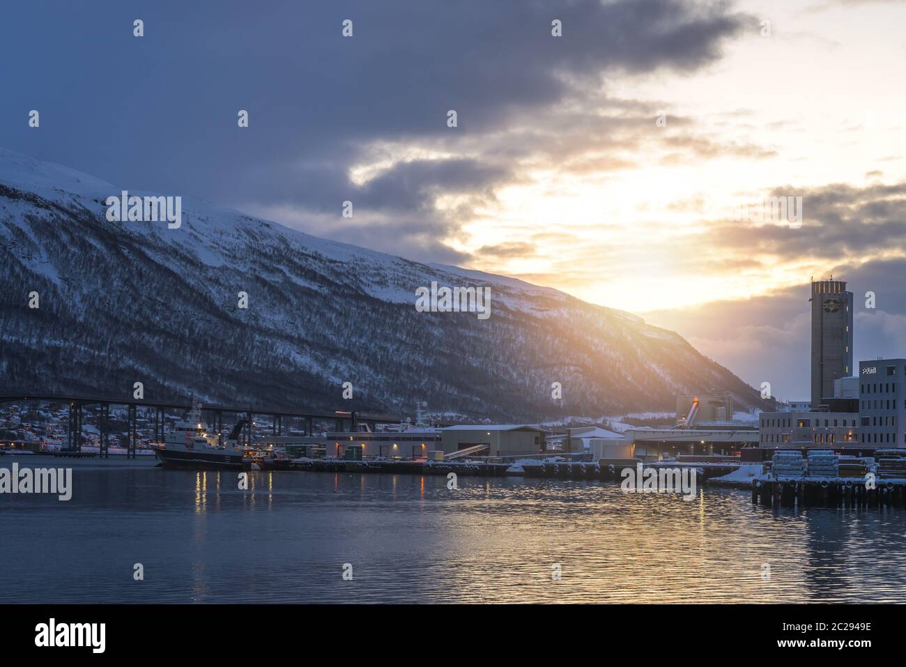 Hafen und harborin Tromsoysundet Meerenge in Tromsø, Nördliches Norwegen Stockfoto