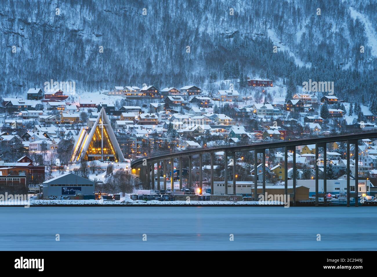 Eismeerkathedrale mit berühmten tromso Brücke über Tromsoysundet Straße im Hintergrund, Nördliches Norwegen Stockfoto