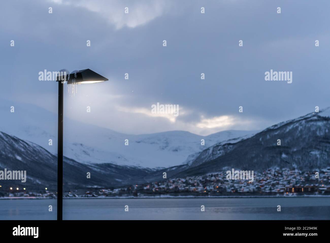 Hafen und Hafen mit dem berühmten tromso Brücke über Tromsoysundet Straße im Hintergrund, Nördliches Norwegen Stockfoto
