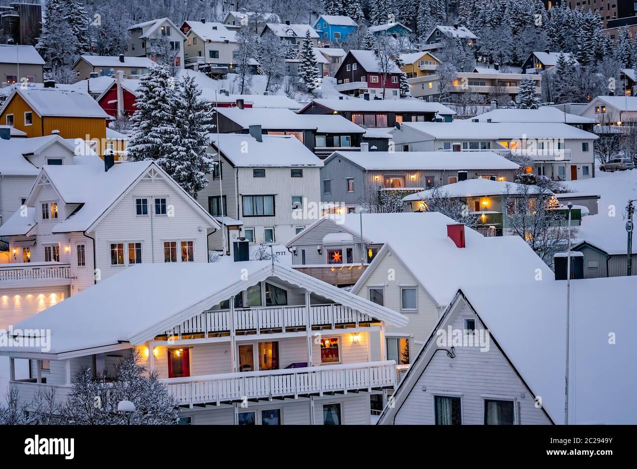 Wohn- hang Häuser in Tromso vorort in einem tiefen Schnee im Winter, Nördliches Norwegen Stockfoto