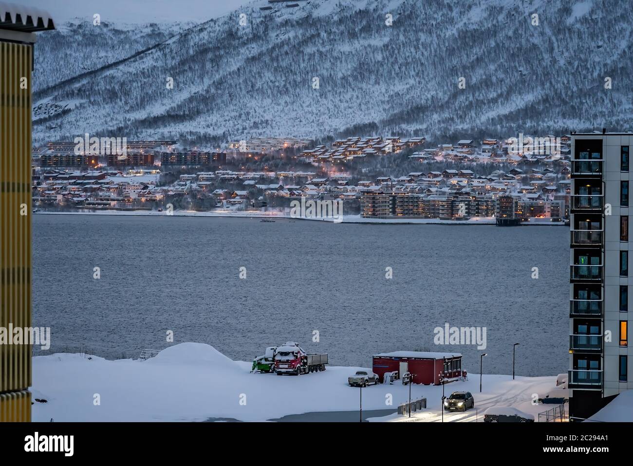 Wohn- hang Häuser in Tromso vorort in einem tiefen Schnee in der Dämmerung abgedeckt, Norwegen Stockfoto