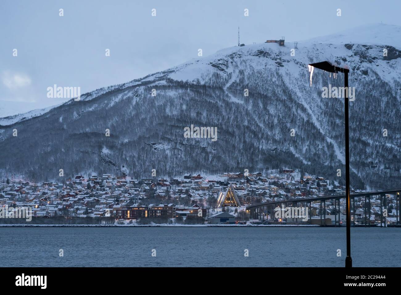 Hafen und Hafen mit dem berühmten tromso Brücke über Tromsoysundet Straße im Hintergrund, Nördliches Norwegen Stockfoto