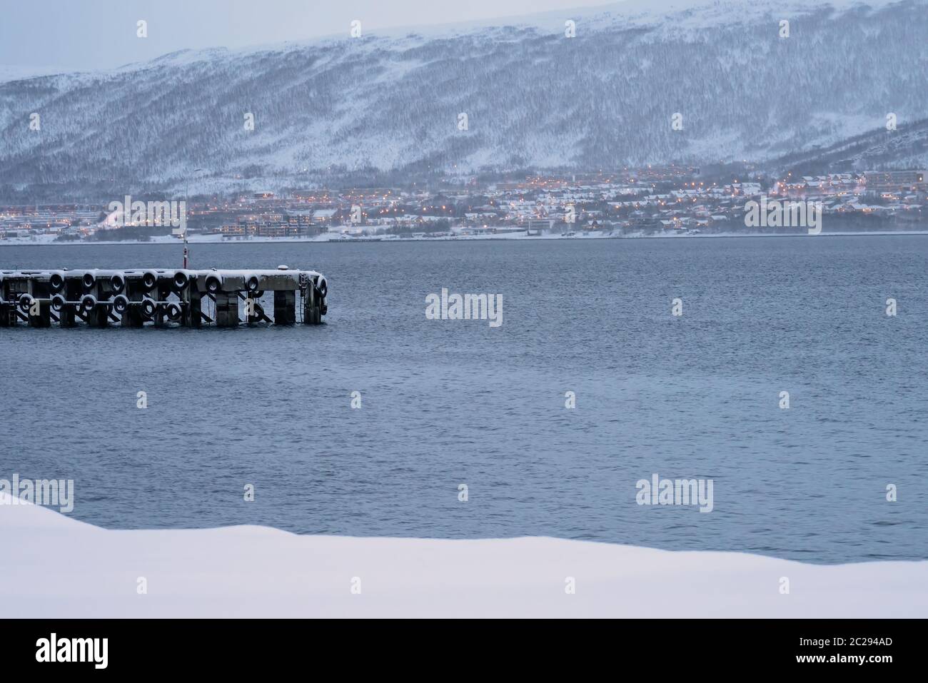 Hafen Anlegestelle in Tromsø mit Wohn- hang Häuser im Hintergrund, Norwegen Stockfoto