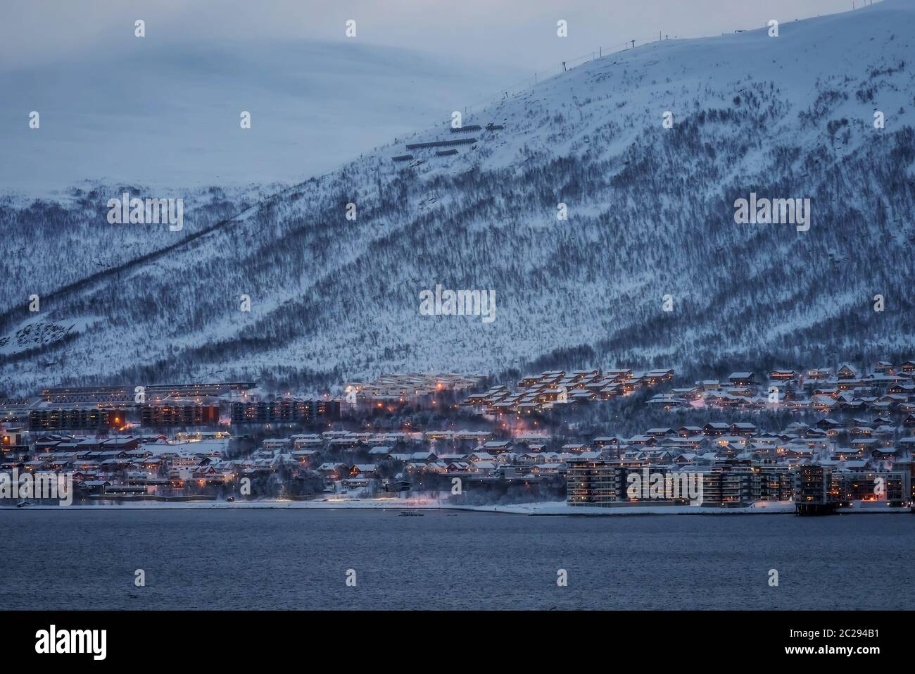 Wohn- hang Häuser in Tromso vorort in einem tiefen Schnee in der Dämmerung abgedeckt, Norwegen Stockfoto