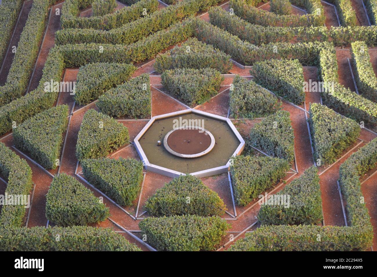 Garten mit dreieckigen Räumen Stockfoto