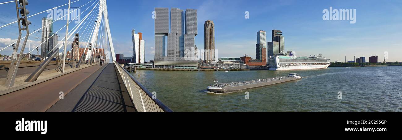 Stadtbild Panorama von der Erasmus Brücke über die Maas in Rotterdam in den Niederlanden. Hohes, modernes Gebäude am Horizont und große Schiffe Überqueren der Stockfoto