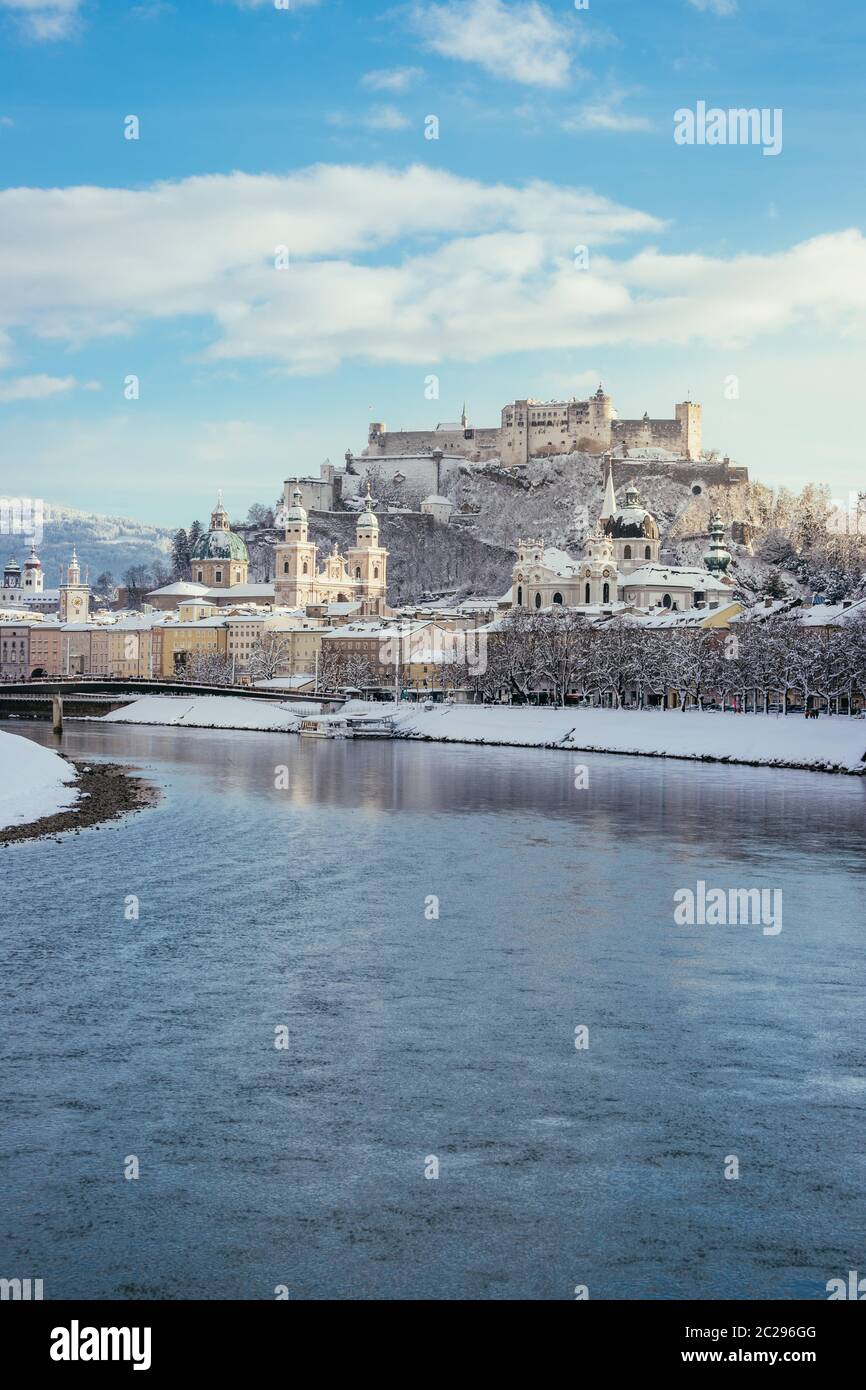 Panorama von Salzburg im Winter: Verschneite Altstadt, Sonnenschein Stockfoto
