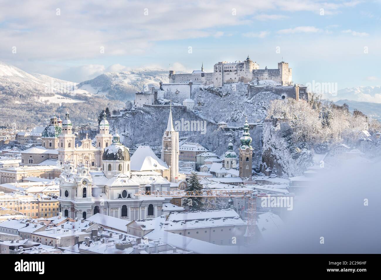 Panorama von Salzburg im Winter: Verschneite Altstadt, Sonnenschein Stockfoto