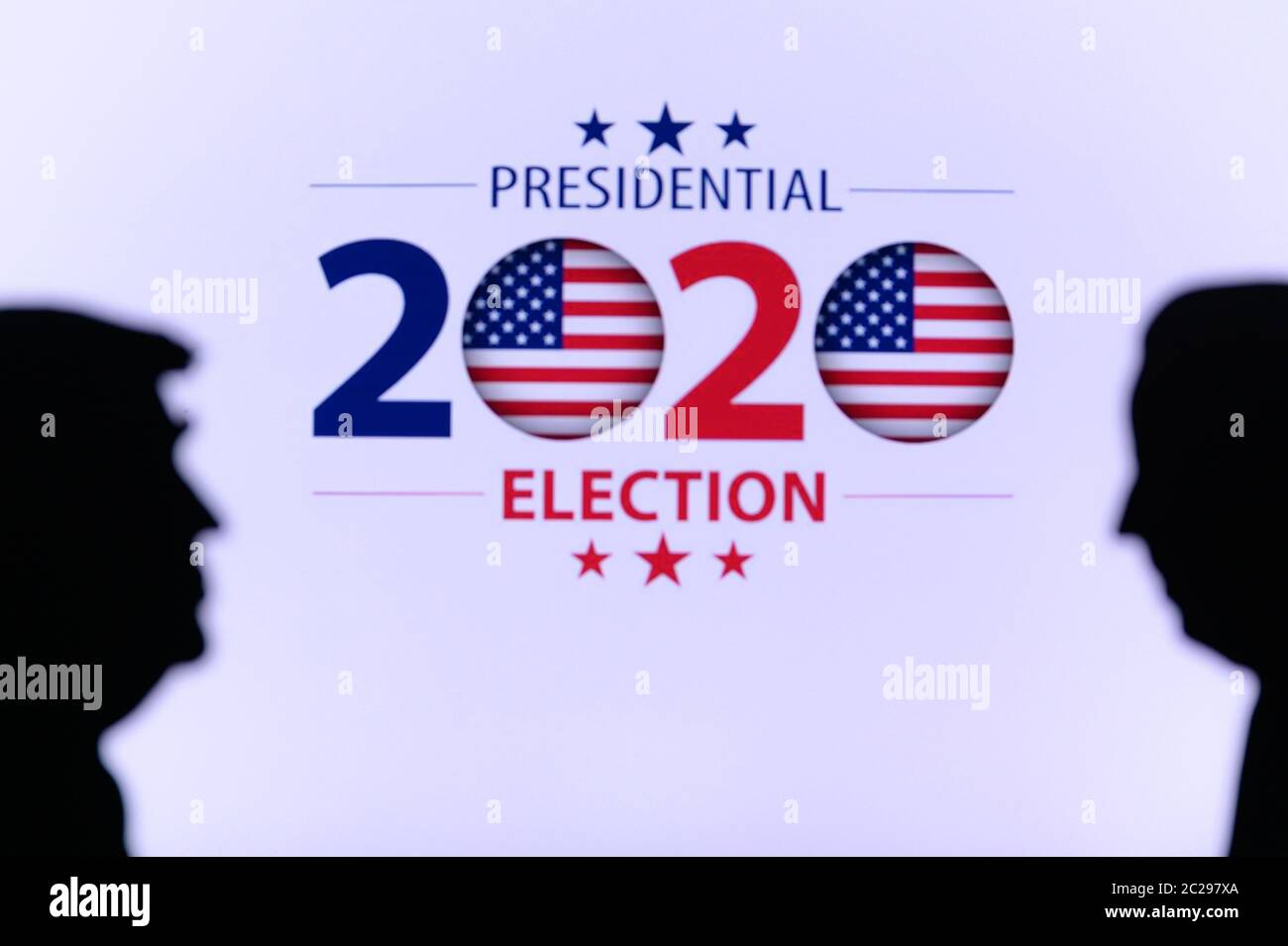 NEW YORK, USA, 17. JUN 2020: Silhouette des republikanischen Kandidaten Donald Trump und des demokratischen Kandidaten Joe Biden. 2020 Wahl des Präsidenten der Vereinigten Staaten Stockfoto