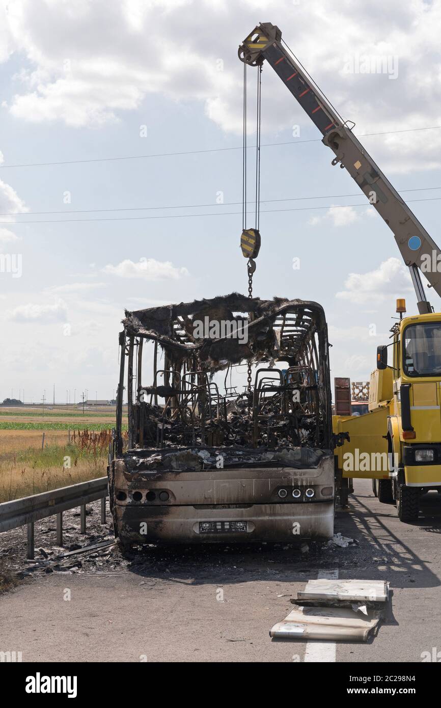 Gebrannte Trainer Bus Autobahn Unterstützung bei der Wiederherstellung Stockfoto