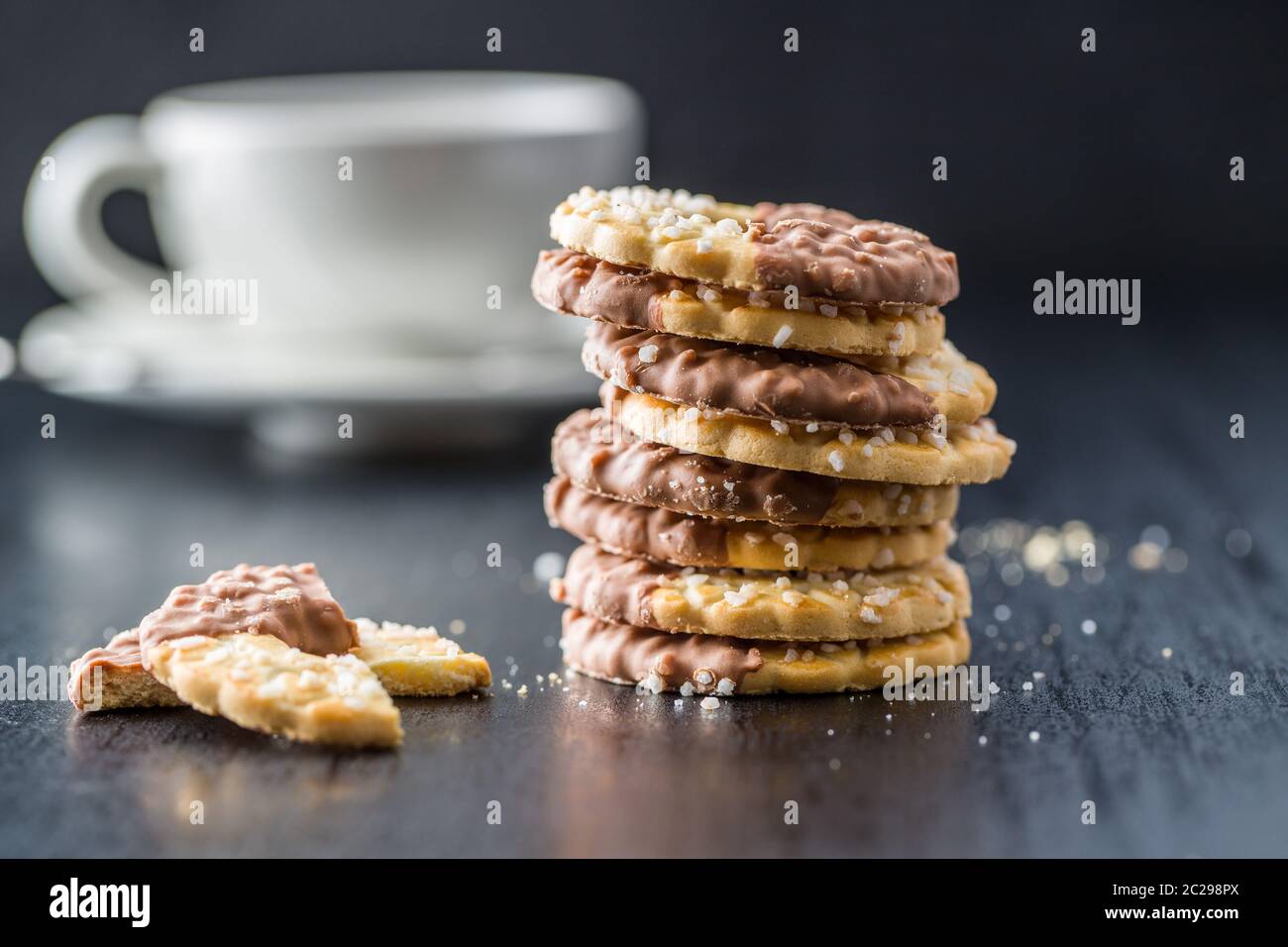 Kekse und ähnliches Kleingebäck, gesüßt Ringe. Kekse mit Schokolade auf Schwarz. Stockfoto