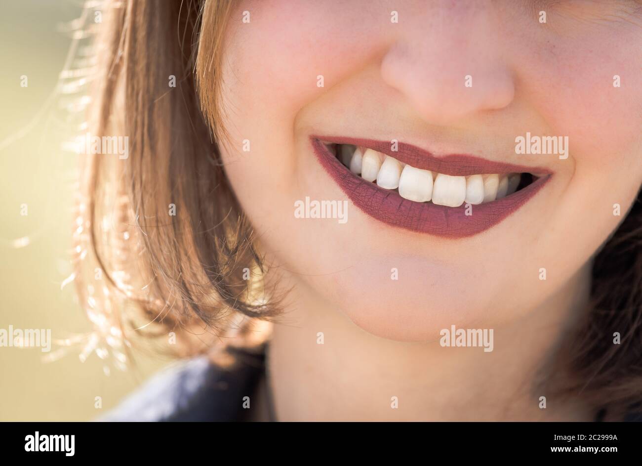 Schöne Mädchen mit Kirschroten Lippen und weiße Zähne lächelt Stockfoto