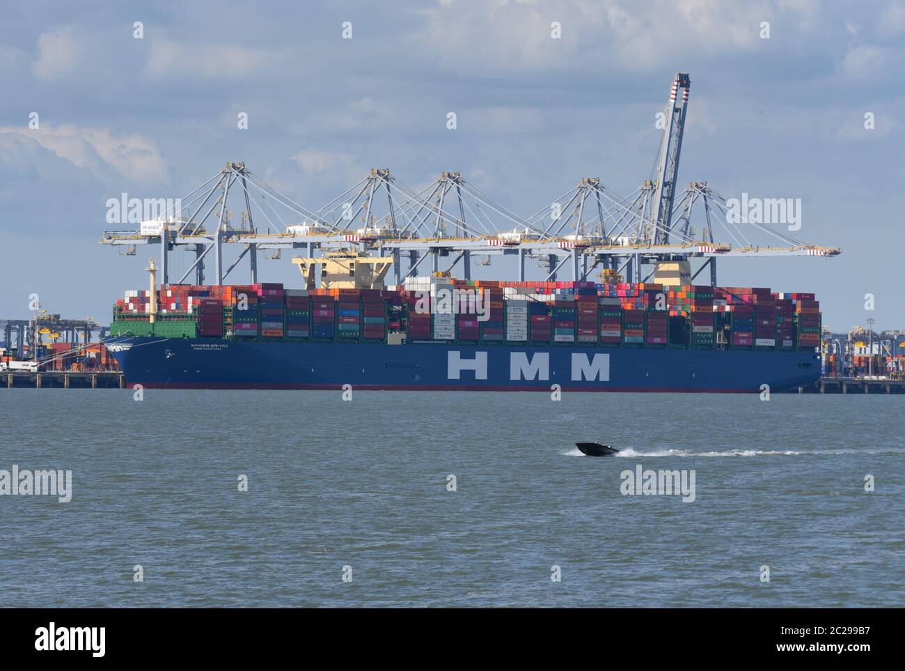 Algeciras ist das größte Containerschiff der Welt, mit einer Länge von 400 Metern fast die Höhe des Empire State Building. Auf der Themse. Stockfoto