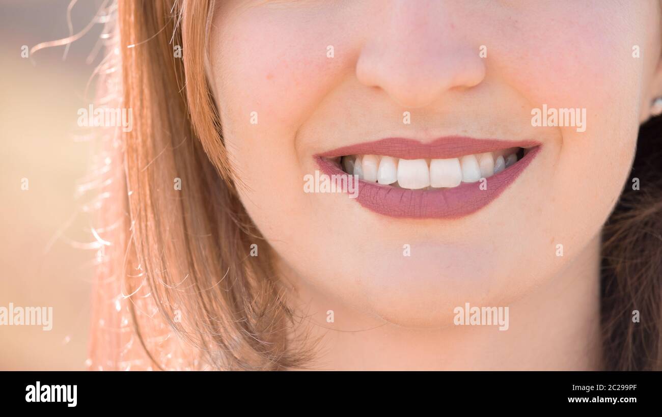 Schöne Mädchen mit Kirschroten Lippen und weiße Zähne lächelt Stockfoto