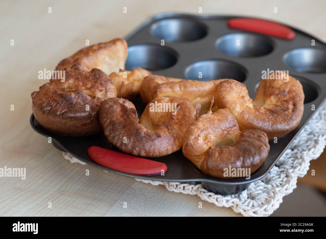 Eine frische Portion traditioneller gebackener Yorkshire Puddings für ein sonntägliches Mittagessen in England Stockfoto