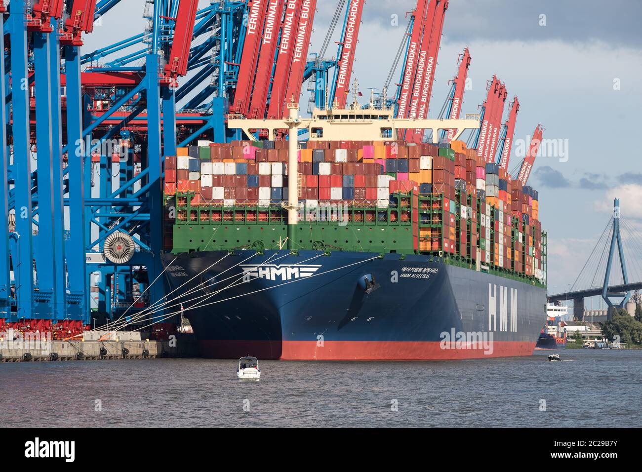 Das weltgrößte Containerschiff 'HMM Algeciras' im Hamburger Hafen Stockfoto