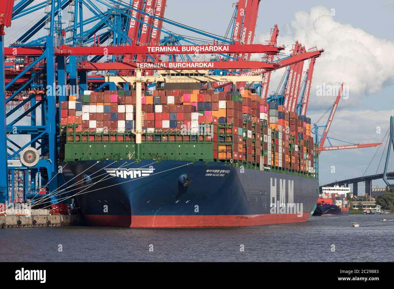 Weltweit größte Containerschiff HMM Algeciras im Hafen von Hamburg Stockfoto