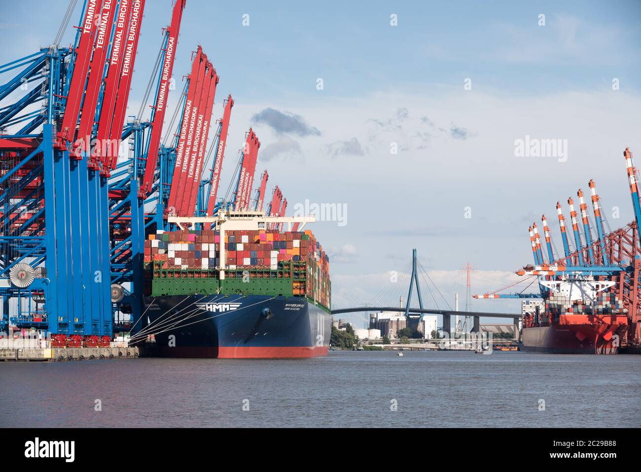 Weltweit größte Containerschiff HMM Algeciras im Hafen von Hamburg Stockfoto