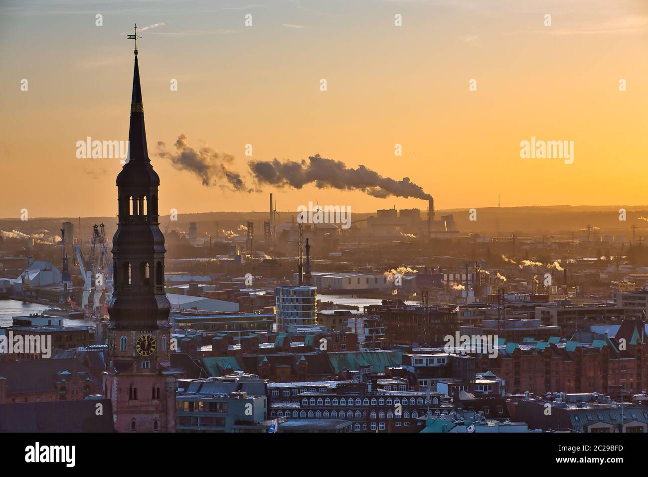 Luftaufnahme von Hamburg Stadt und Hafen bei Sonnenuntergang Stockfoto
