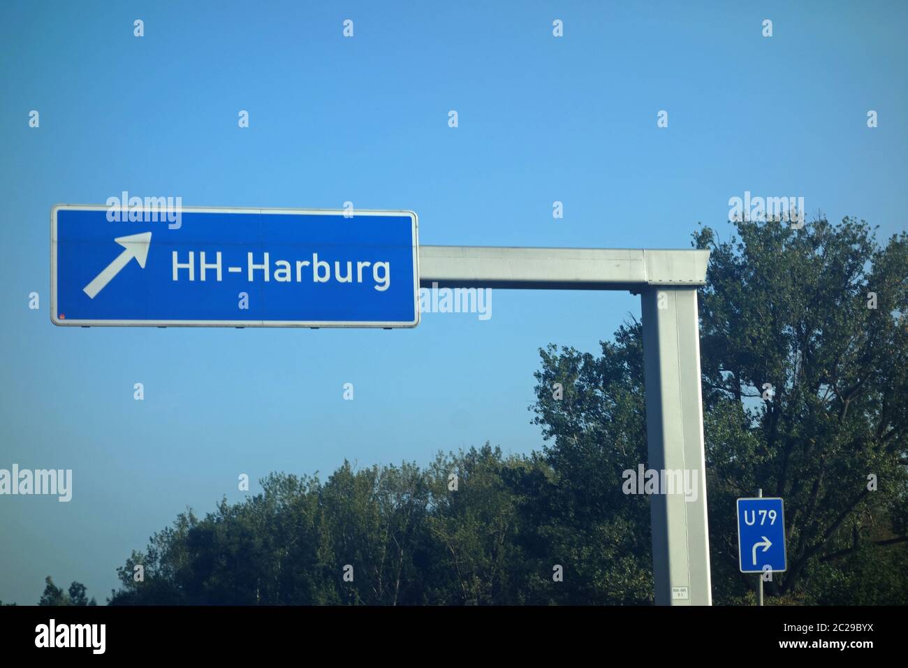 Nehmen Sie die Abfahrt HH Hamburg Harburg Stockfoto