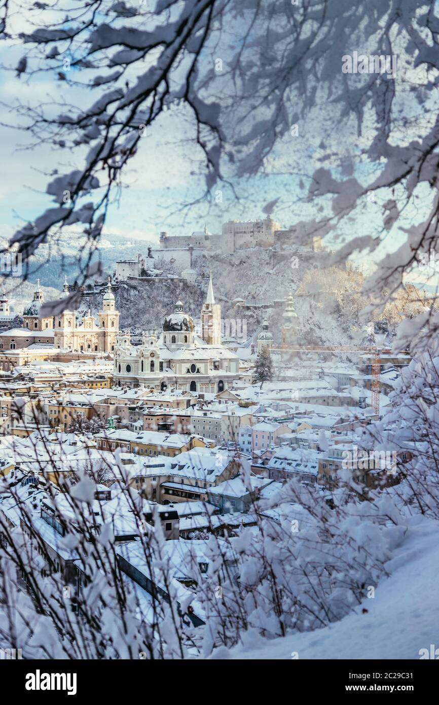 Panorama von Salzburg im Winter: Verschneite Altstadt, Sonnenschein Stockfoto