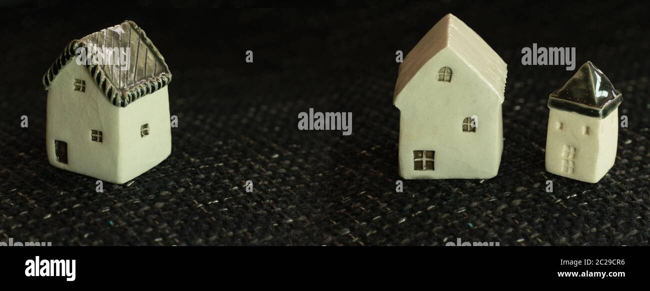 Kleine Keramik-Modell Haus für Immobilien oder Versicherungen Business Banner Hintergrund Stockfoto Kleine Keramik-Modell Haus für Immobilien oder Versicherungen Business Banner Hintergrund Stockfoto