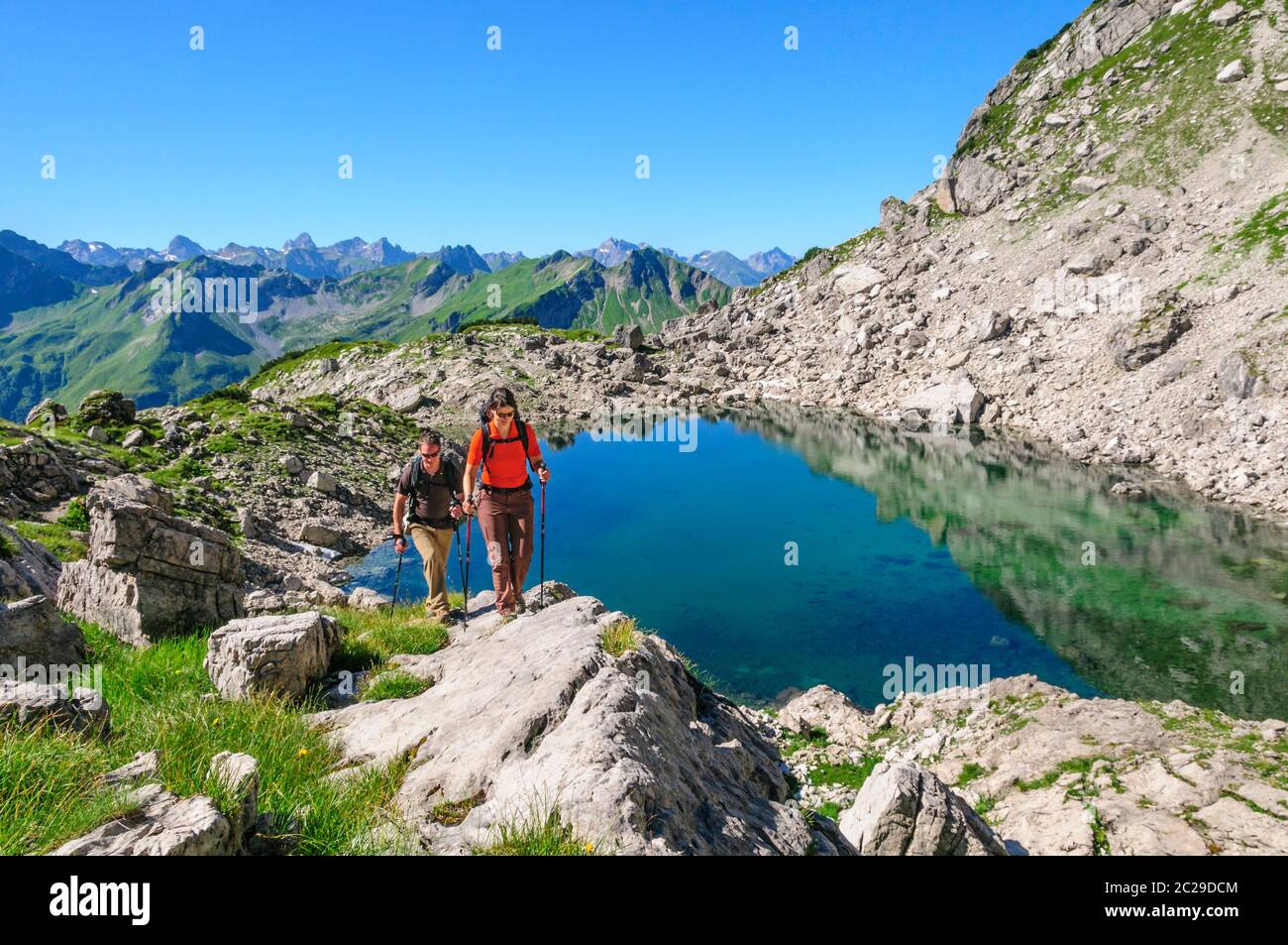 Pärchen wandern in der Morgensonne am Nebelhorn in den Allgäuer Alpen Stockfoto