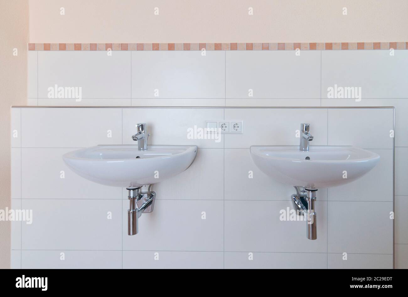 Weißes Waschbecken in einem modernen Badezimmer Stockfoto