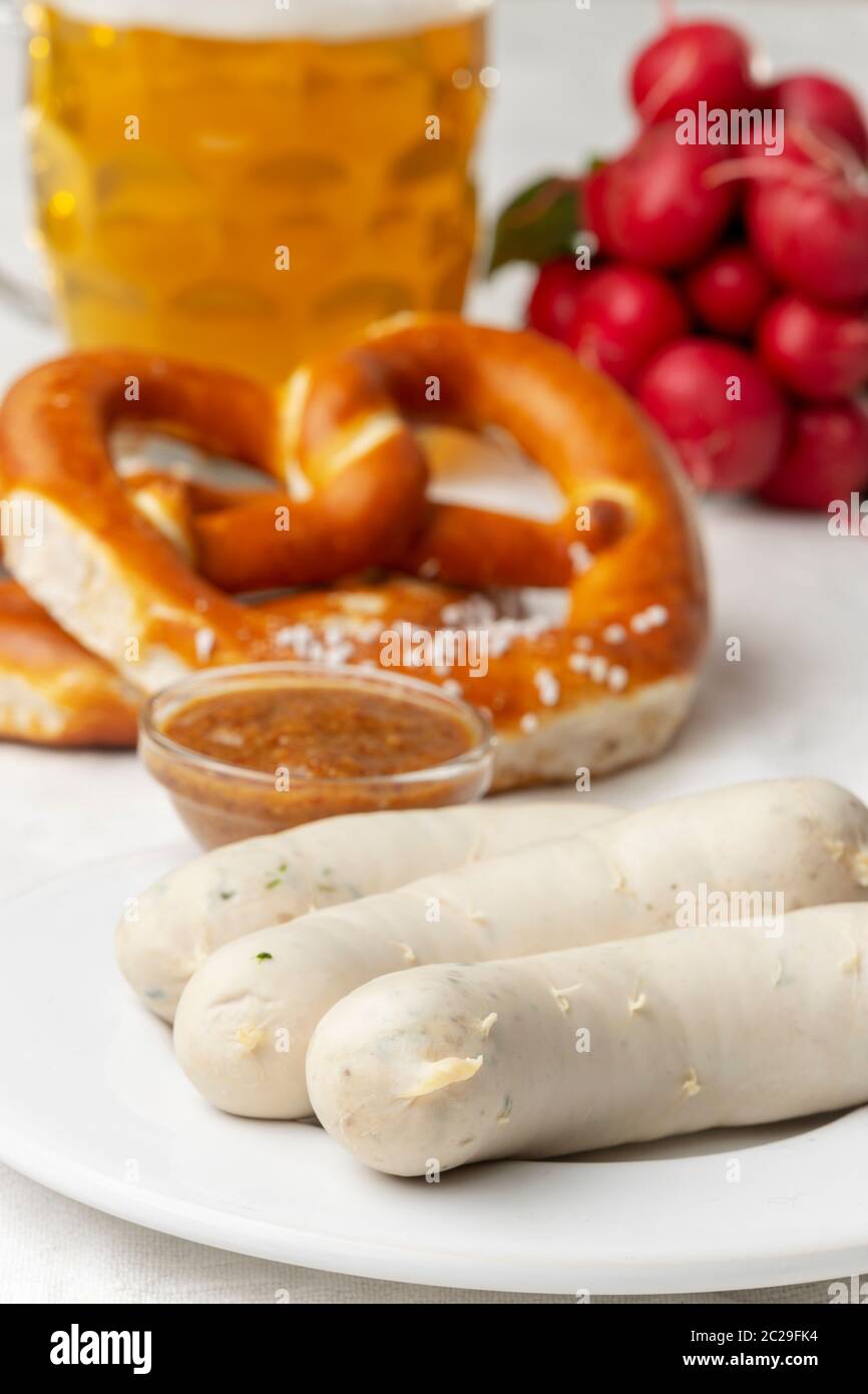 Bayerische Weißwurst mit Brezel Stockfoto