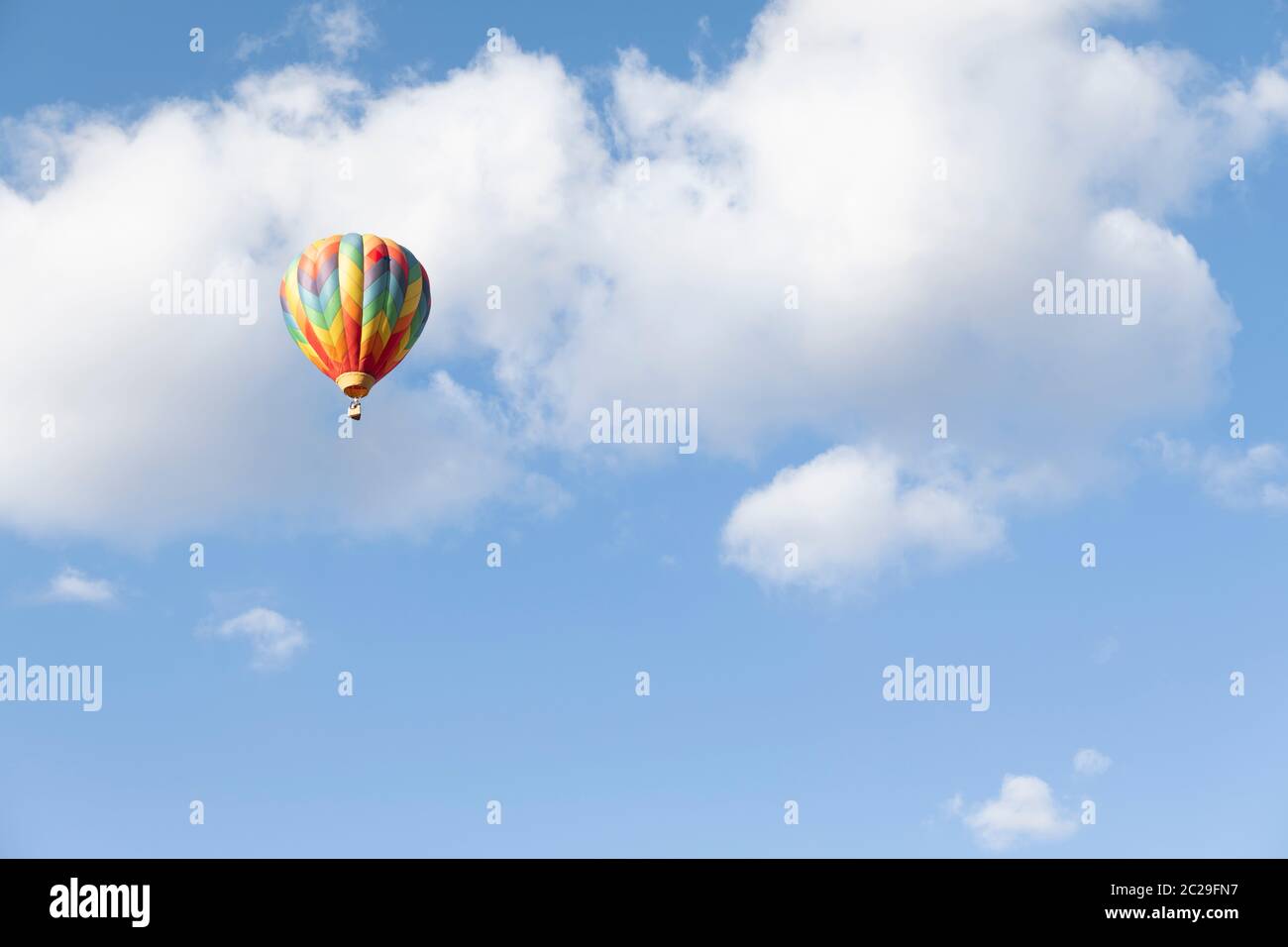 Heißluftballon am bewölkten Himmel Stockfoto