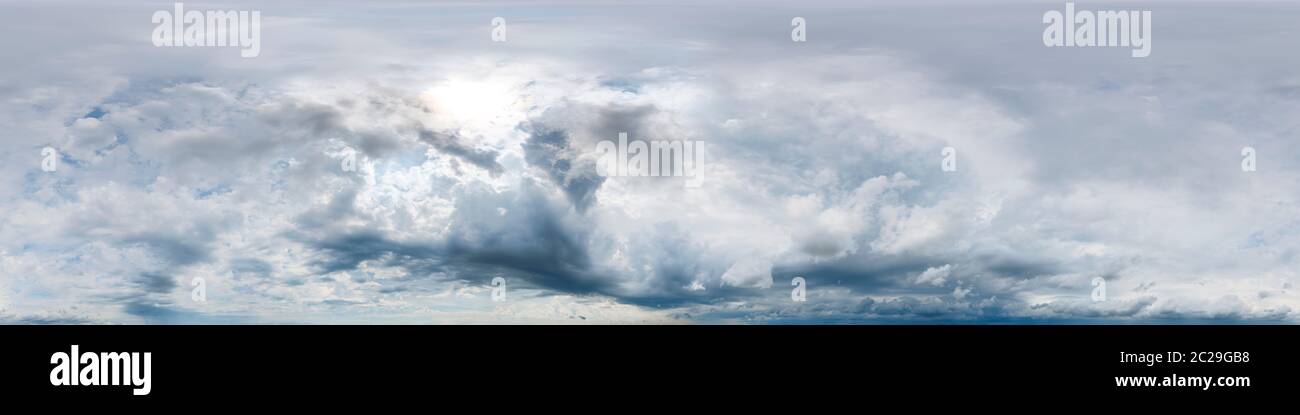 Nahtloses Sky Panorama als 360-Grad-Ansicht und wunderschöne Wolkenformationen für den Einsatz in 3D-Grafiken als Sky Dome oder zur Nachbearbeitung von Drohnenbildern Stockfoto