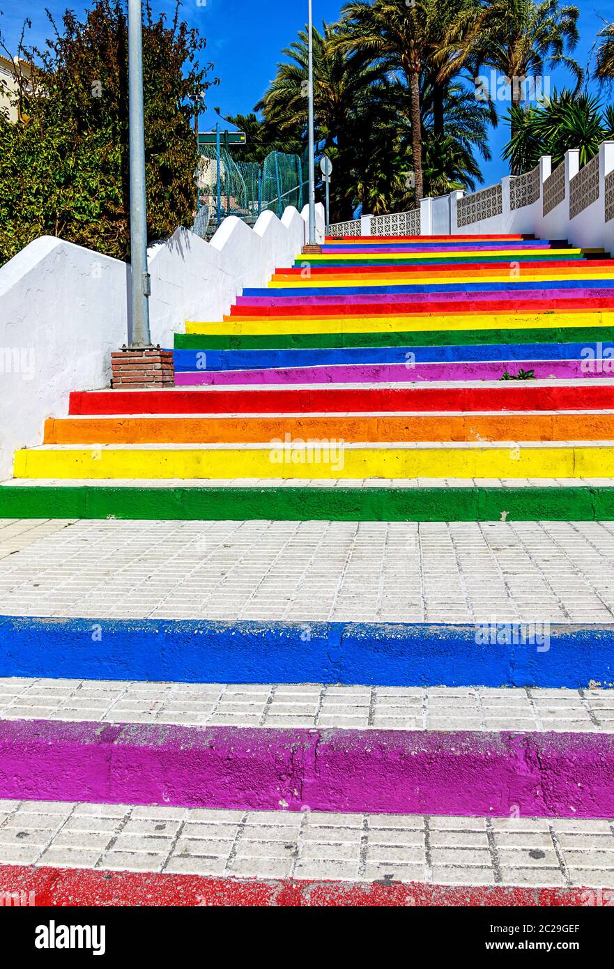 Regenbogen Farbe lackiert Treppe zum Strand (Playa Torrecilla) in Nerja, tourist resort Region Malaga, Andalusien, Costa del Sol, Spanien Stockfoto