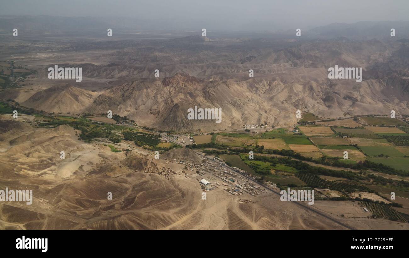 Luftflugzeug Panoramablick auf Nazca Plateau mit Geoglyph Linien, Ica, Peru Stockfoto
