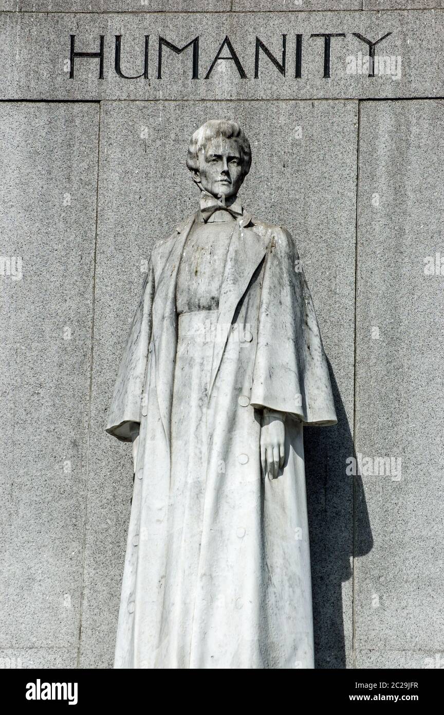 Statue zur Erinnerung an die Krankenschwester und Heldin Edith Cavell ( 1865 - 1915), die von einer deutschen Schussgruppe wegen Verrats im Ersten Weltkrieg erschossen wurde Stockfoto