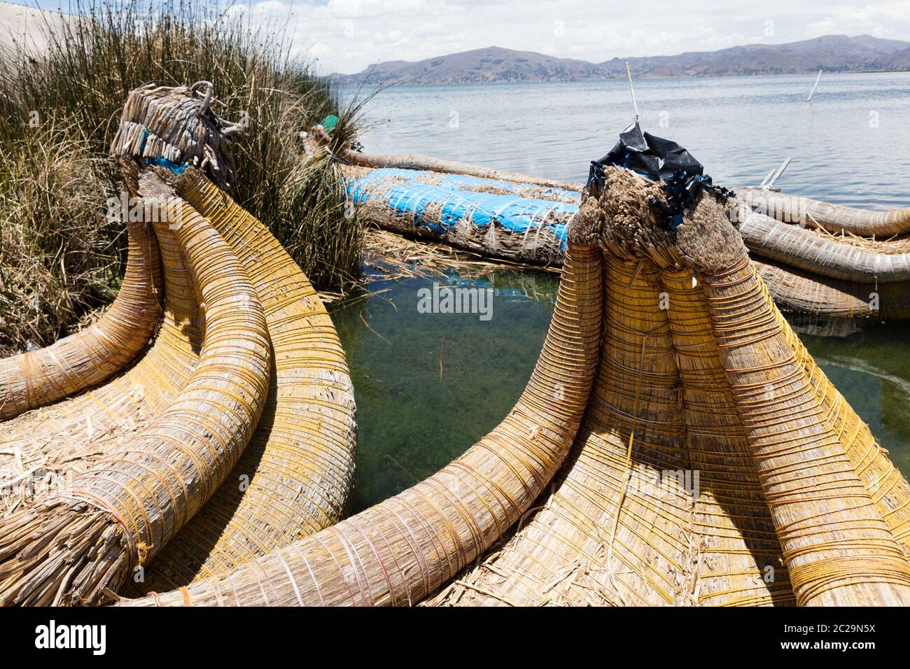 Boot in den uro Inseln, Peru Stockfoto