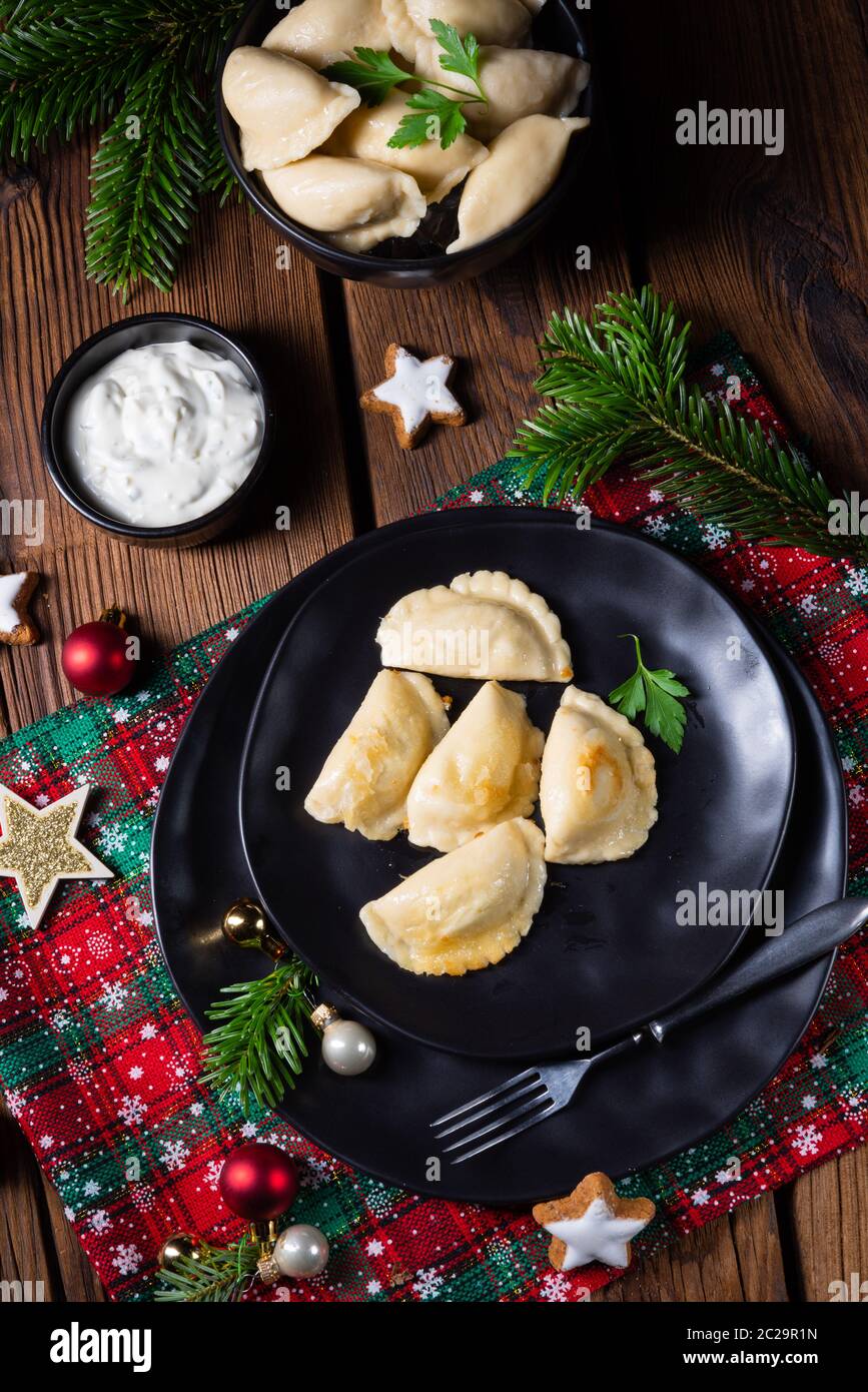 Polnische Weihnachten Piroggen mit Sauerkraut und Pilzen. Stockfoto