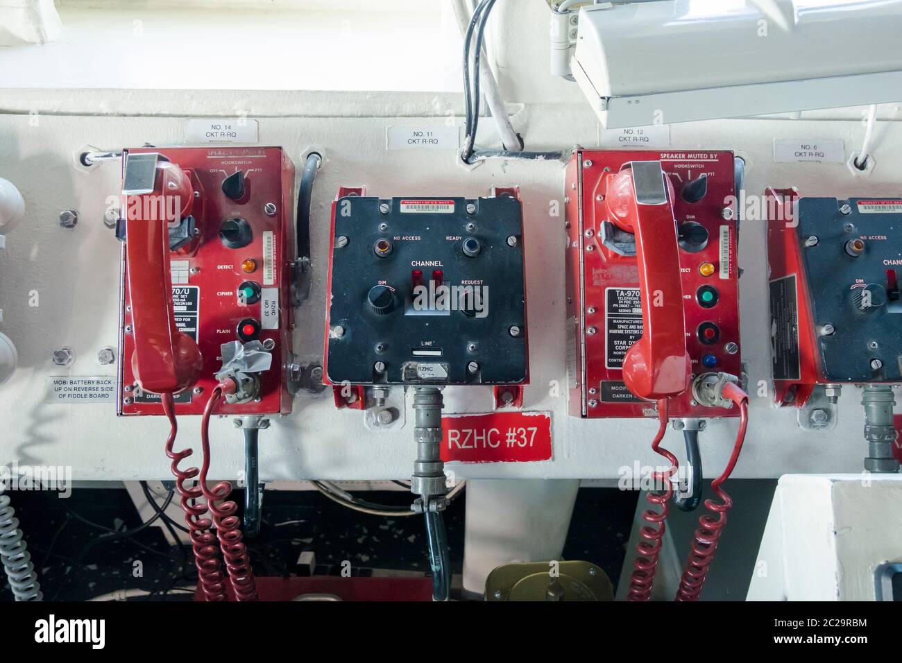 Ein Nahaufnahme, Detail der roten Telefone auf der Brücke der USS Navy Donald Cook. Bei einem offiziellen Schiffsbesuch in Klaipėda, Litauen. Stockfoto